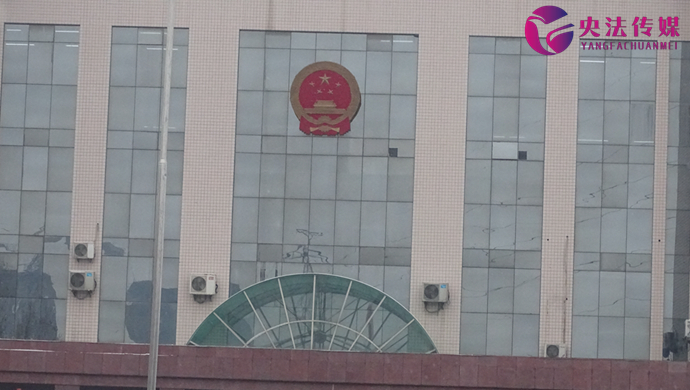 年轻小伙见义勇为施救受害女，反被警方拘留，可能面临牢狱之灾。